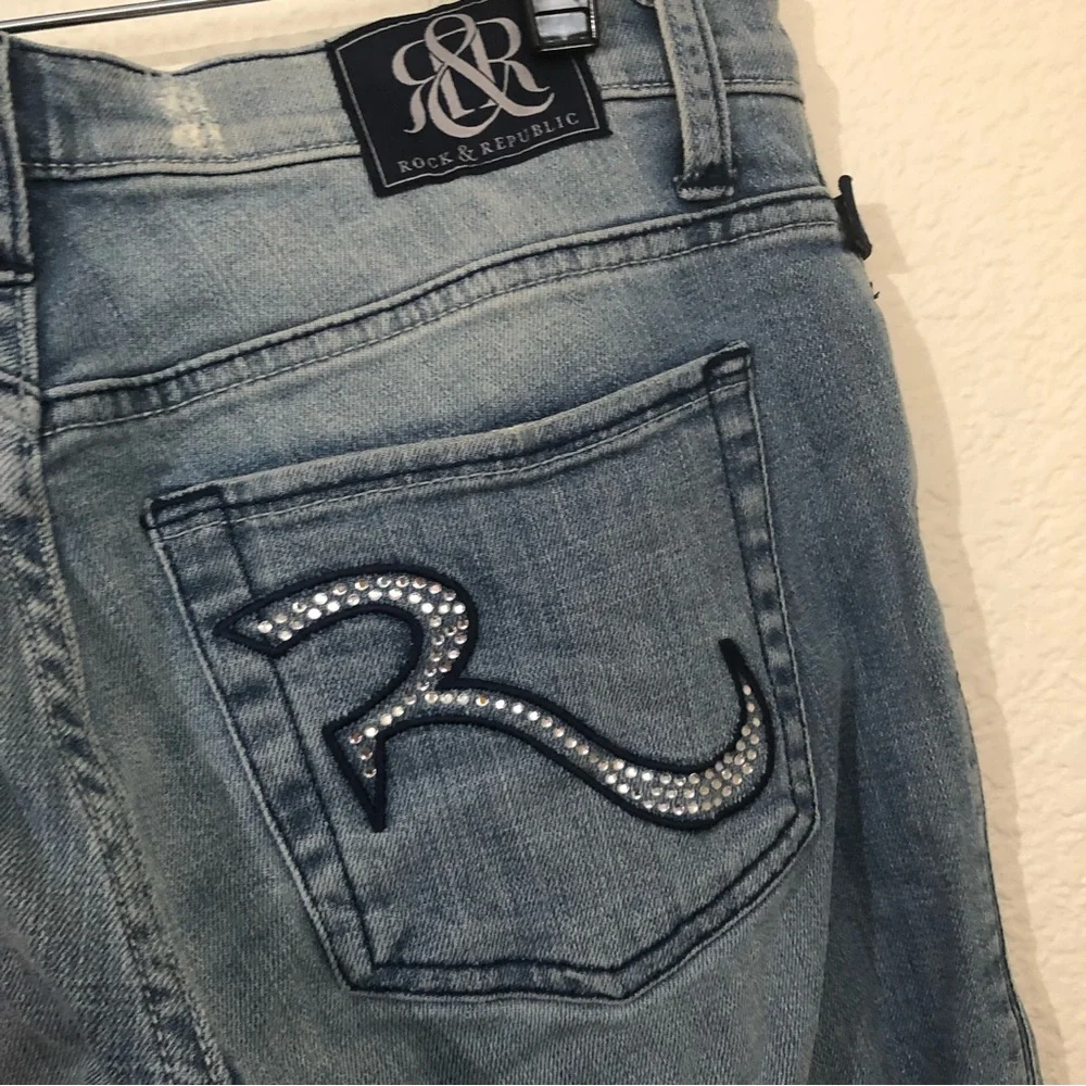ROCK & REPUBLIC Jeans Boot Cut Distressed Light Wash Low Rise Bling Back Pockets - Picture 11 of 16